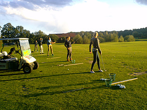Internatsschüler am nahegelegenen Golfplatz
