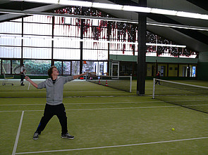 Schüler in nahegelegener Tennishalle